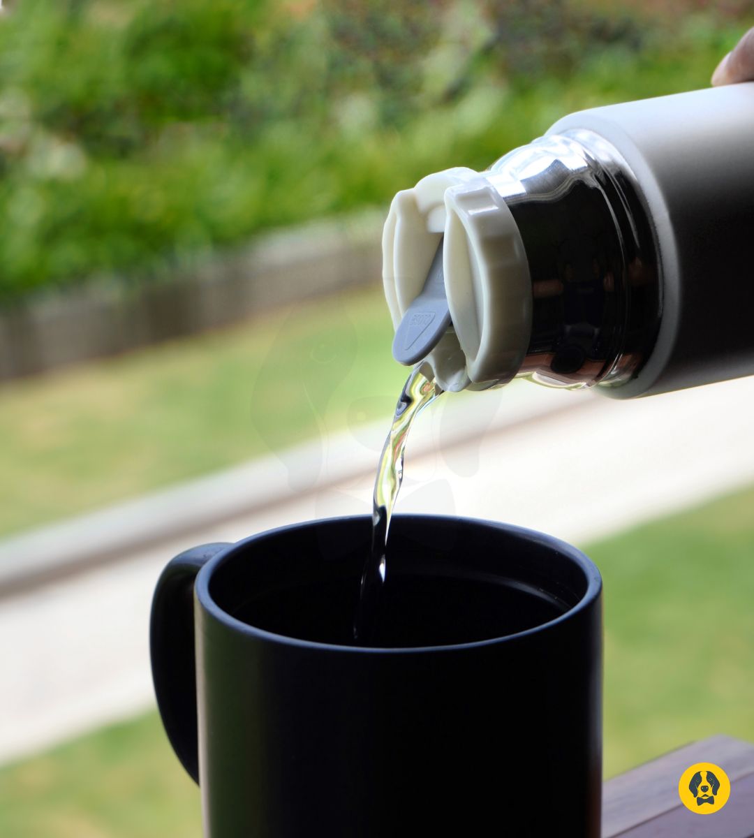 Stotodo Beacon Flask White 500 ml Bottle Pouring Hot Tea