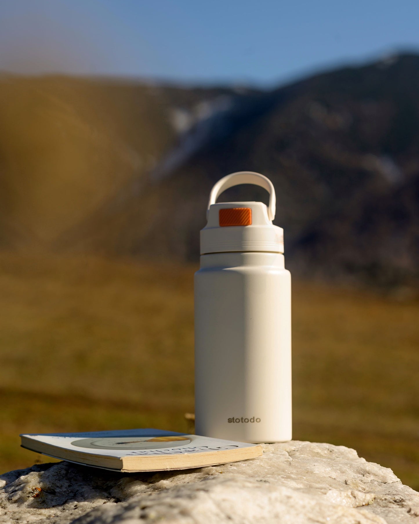 Stotodo Droid Sipper Flask - Cream 800 ml with Rotatable Handle Sturdy Bottle