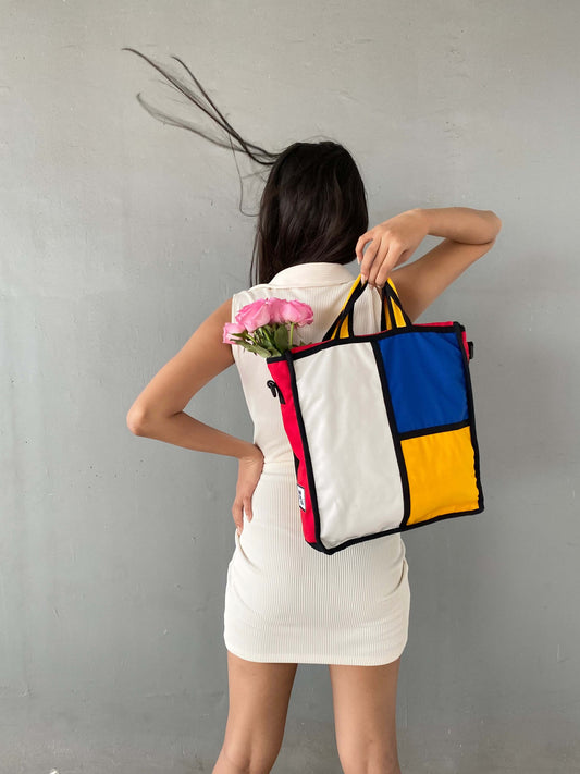 Versatile Godewyn Expandable Tote Bag - Adjustable Size and Straps. Side view of the Godewyn expandable tote bag, highlighting its adjustable size and versatile straps. Made of durable canvas, this bag can be easily expanded to accommodate your needs and offers customizable carrying options.