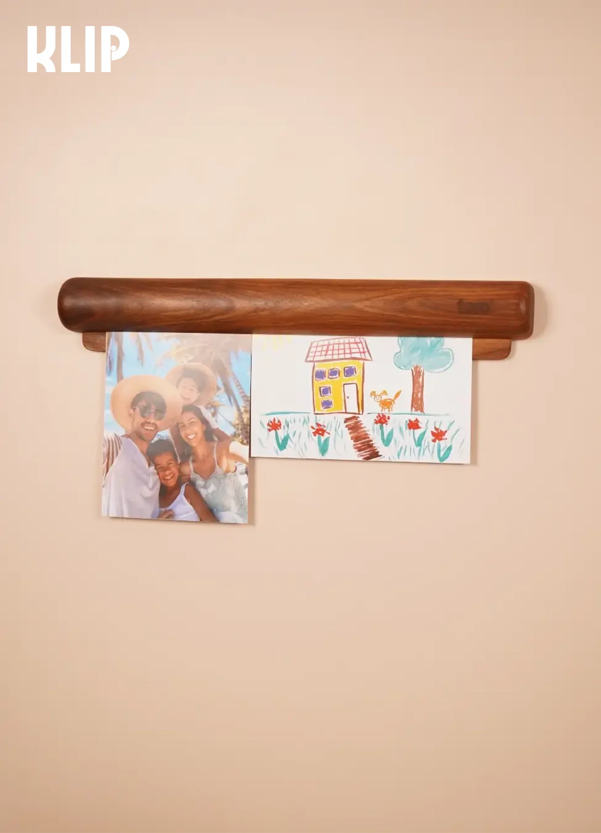 KLIP solid wood paper display frame close-up of steel-ball groove gripping paper without clips