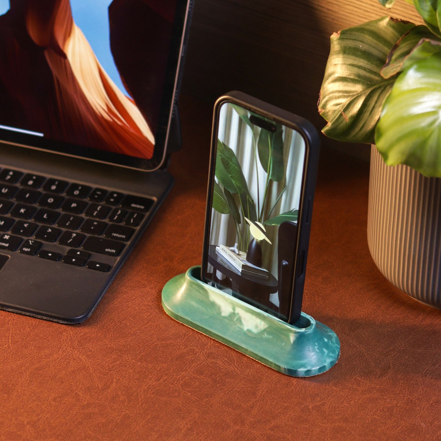 Kuro Design Aero Task Dock – top view showing the task card slot and phone dock on a minimal desk